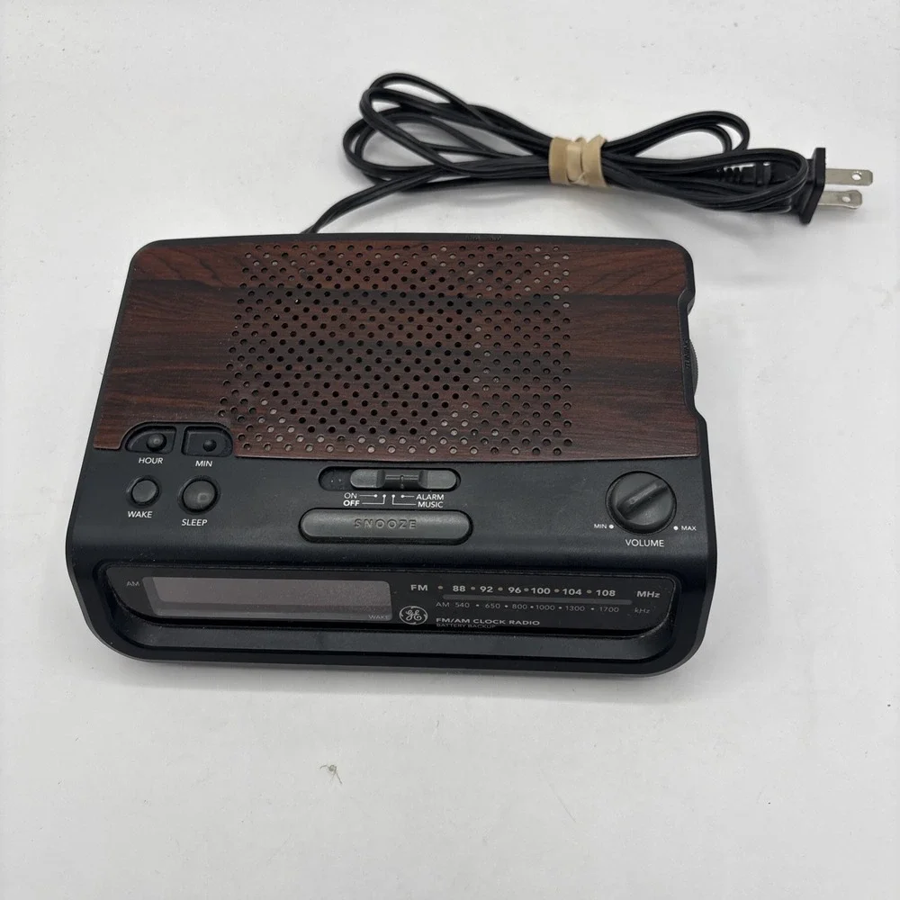 GE 7-4613A FM/AM Digital Alarm Clock Radio • Red LED • Woodgrain • Vintage